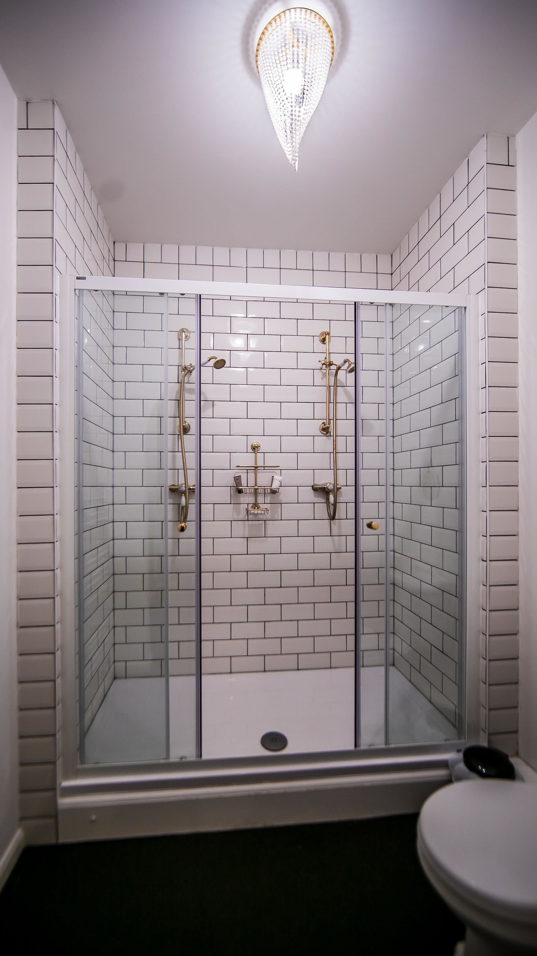 Classic Room | Bathroom | Combined shower/bathtub, free toiletries, hair dryer, towels