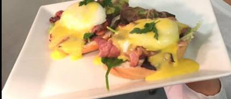 Un plato de comida con huevos, verduras y carne.