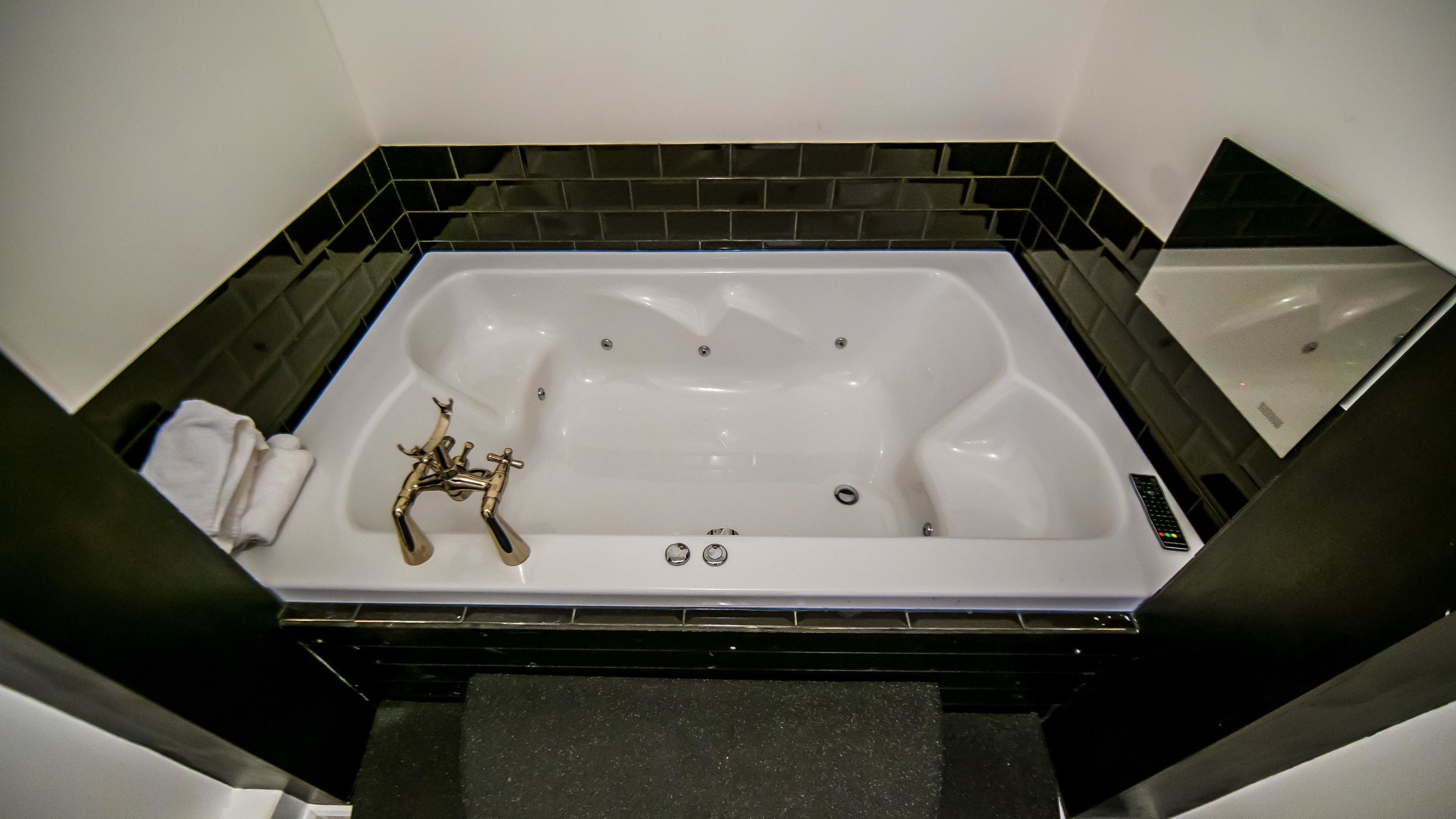 suite (with spa bath) room only | bathroom | combined shower/bathtub, free toiletries, hair dryer, towels