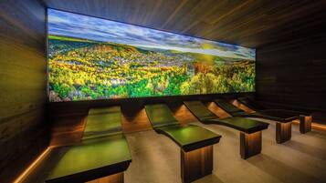 Ein modernes Interieur mit einer großen Panoramaanzeige, Sitzbereichen und Holzvertäfelung.