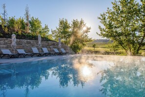2 piscines extérieures, chaises longues