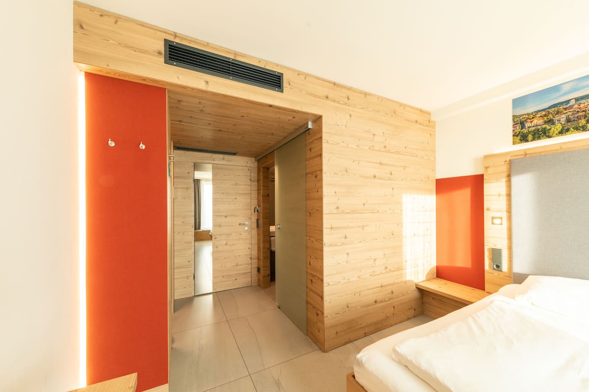 1 bedroom, in-room safe, blackout curtains, soundproofing