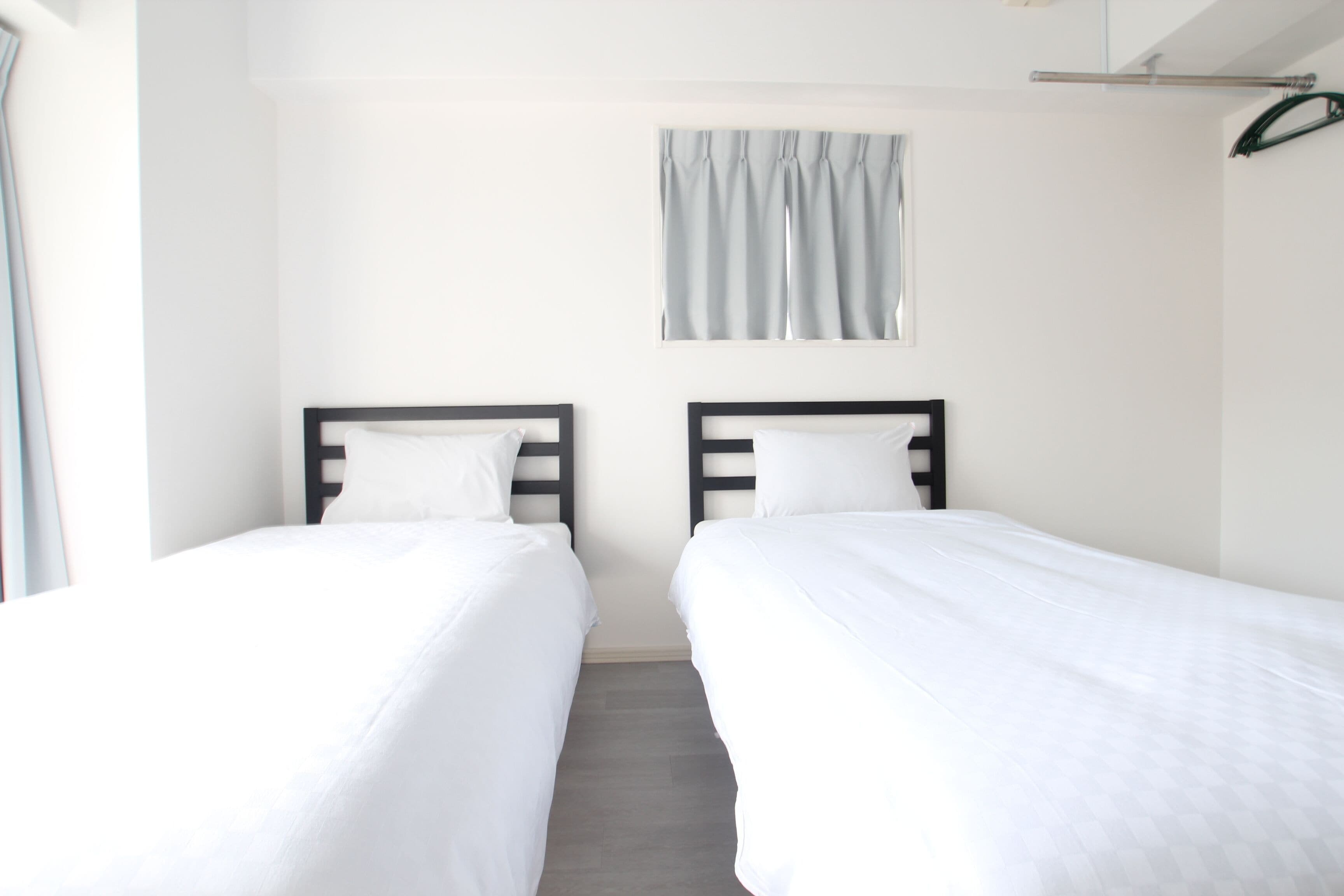 Skrivebord, lydisolert, wi-fi (inkludert) og sengetøy