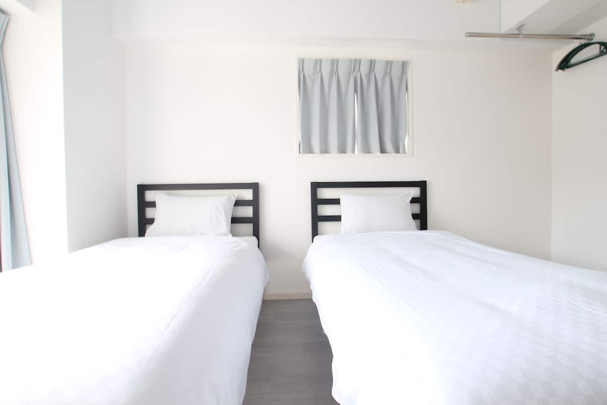 Skrivebord, lydisolert, wi-fi (inkludert) og sengetøy