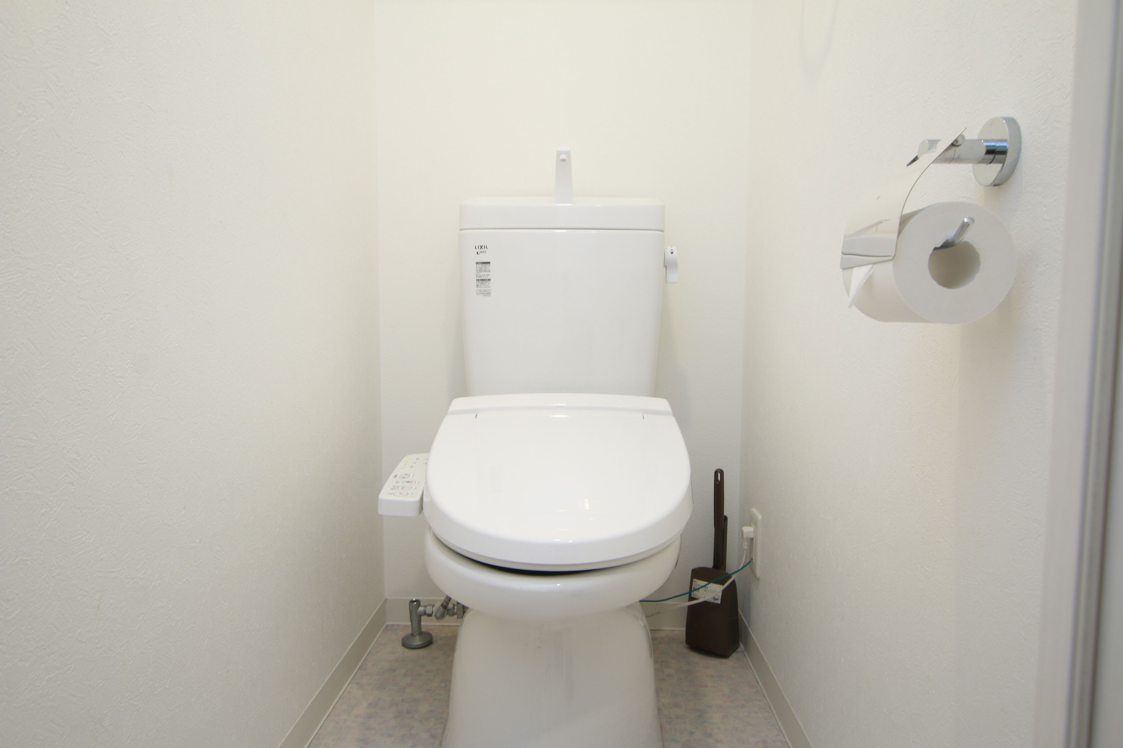 Separat badekar og dusj og dype avslapningsbadekar