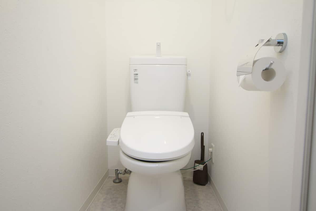 Separat badekar og dusj og dype avslapningsbadekar