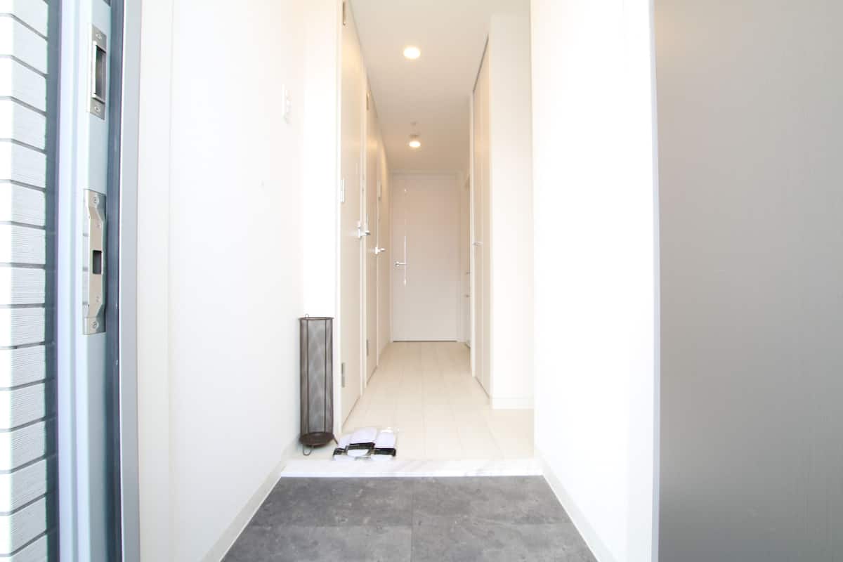 Desk, soundproofing, free WiFi, bed sheets