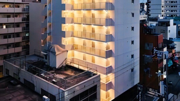 En bygning med flere etager i moderne stil, med altaner på hver etage.