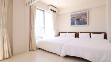 Desk, soundproofing, free WiFi, bed sheets