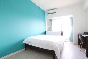 设计双人房 | 办公桌、隔音、免费 WiFi、床单