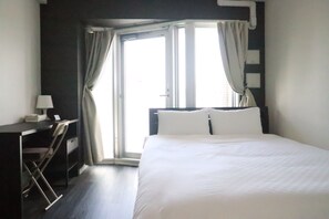 Desk, soundproofing, free WiFi, bed sheets - PG Kuromon (Osaka)