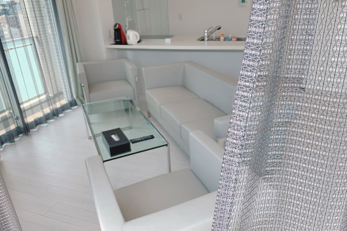 Familierom, 1 soverom, ikke-røyk, byutsikt | Skrivebord, lydisolert, wi-fi (inkludert) og sengetøy