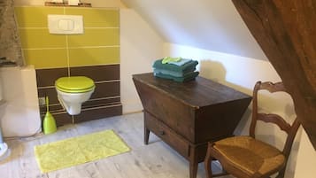 Family Suite (Geroges Sand) | Bathroom amenities | Shower, free toiletries, hair dryer, towels