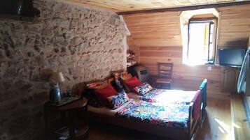 Family Room (Ecolo) | Individually decorated, individually furnished, desk