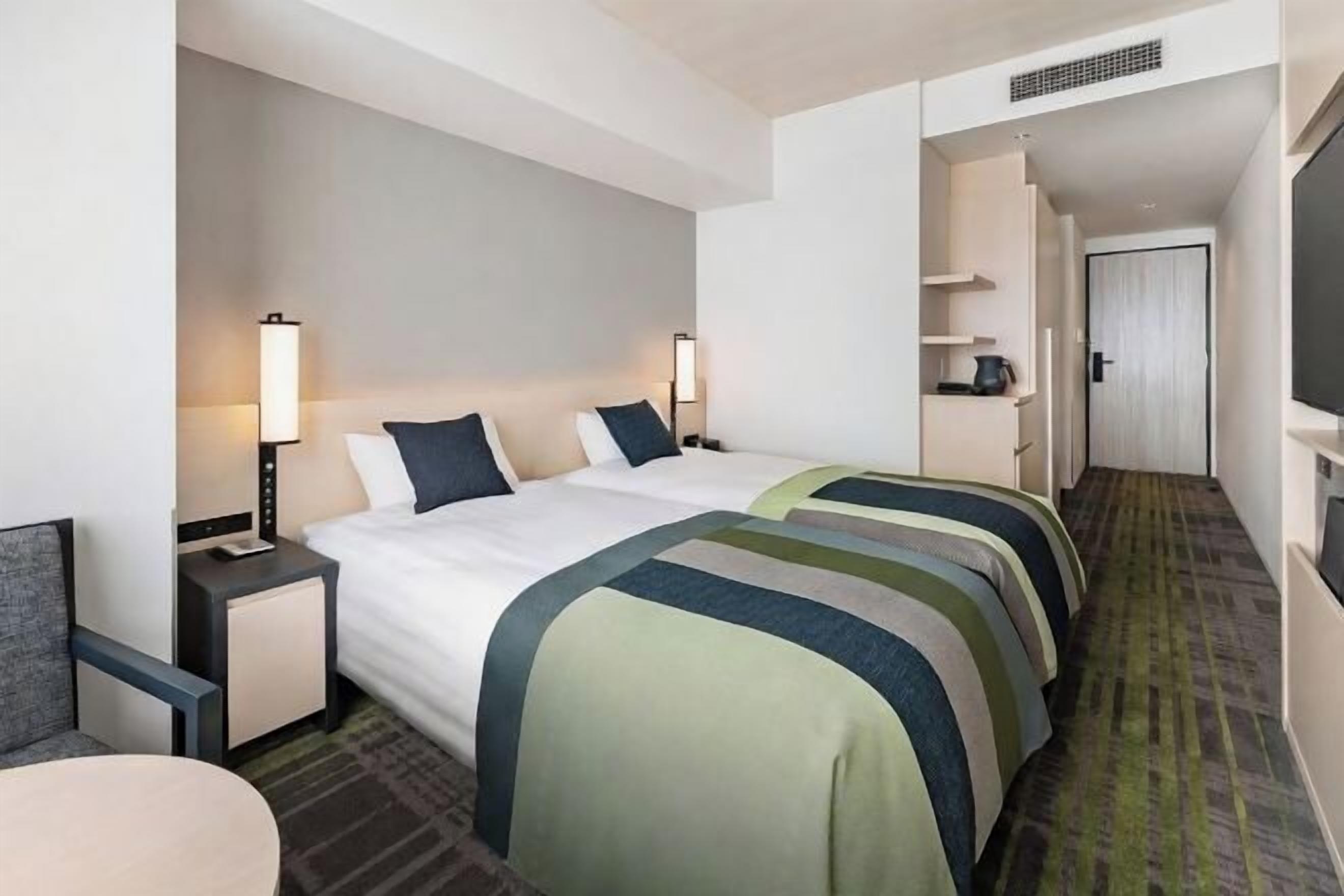 1 quarto, cofres nos quartos, cortinas blackout