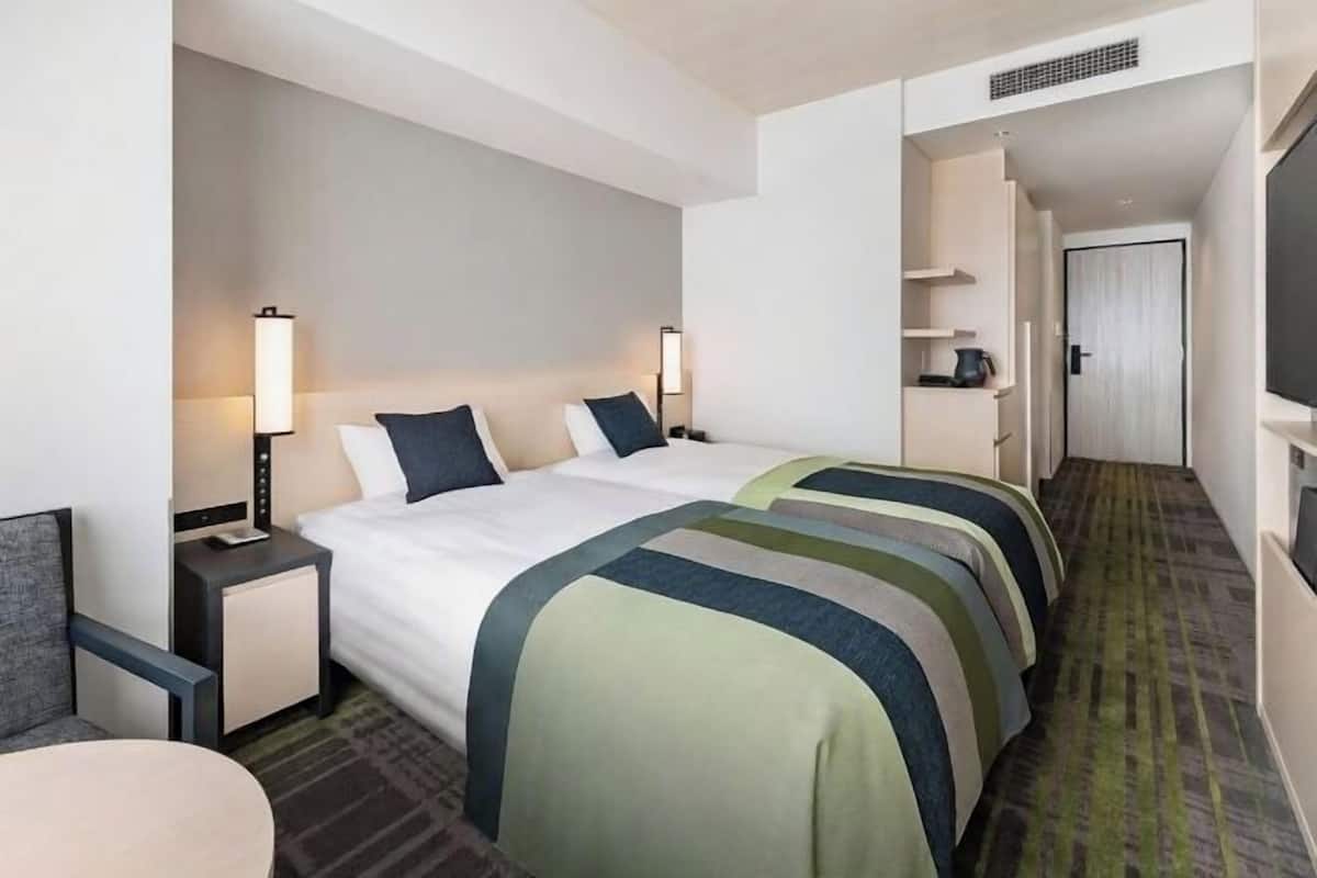 1 quarto, cofres nos quartos, cortinas blackout