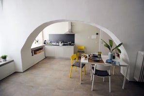 Deluxe Room (Due Mari) | In-room dining