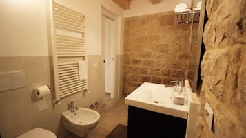 Deluxe-værelse (Due Mari) | Badeværelse | Bruser, gratis toiletartikler, hårtørrer, bidet