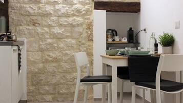 Refrigerador con freezer, placa de cocina, cafetera expreso