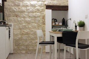 Habitación Deluxe, balcón (Fico d'India) | Cocina privada | Frigorífico grande, placa de cocina y máquina de café espresso