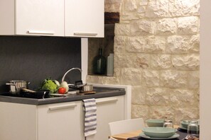 Habitación Deluxe, balcón (Fico d'India) | Cocina privada | Frigorífico grande, placa de cocina y máquina de café espresso