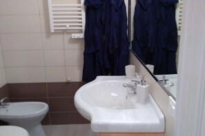 Dusch, hårtork, bidé och handdukar