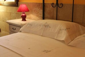 Decoración individual, mobiliario individual, wifi gratis y ropa de cama