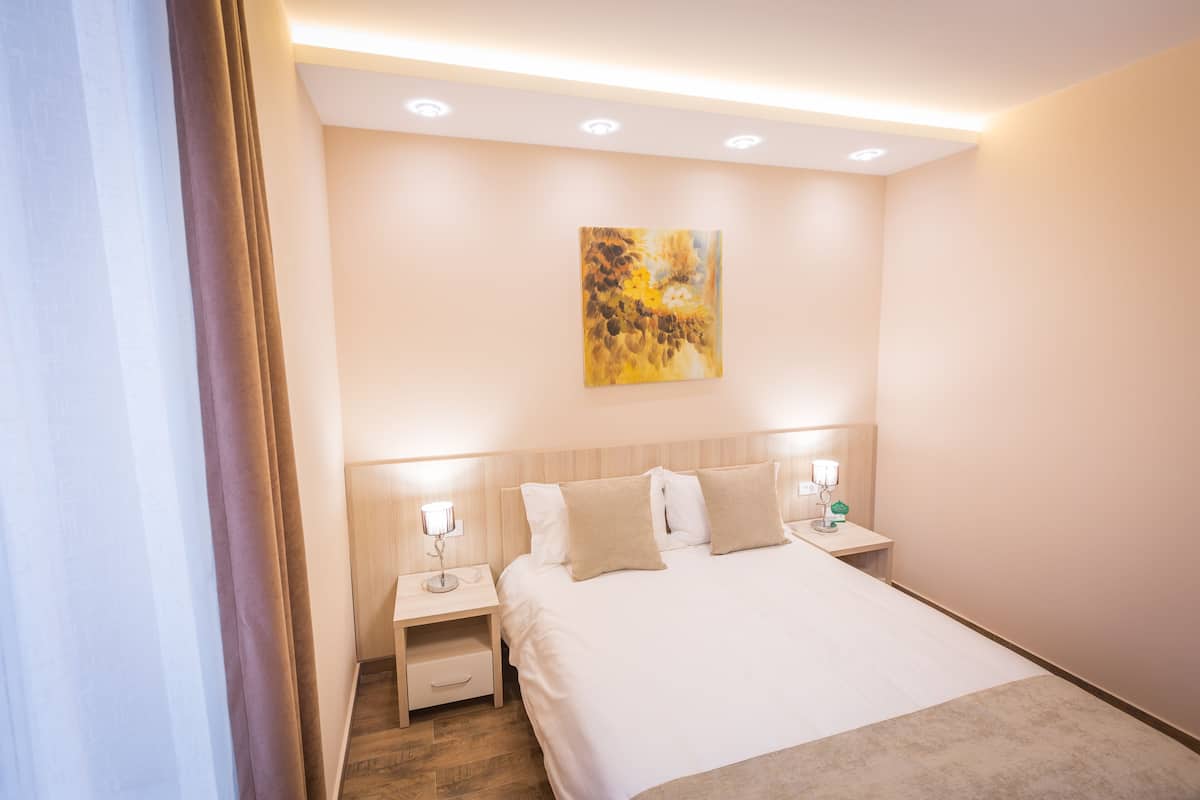 Kamar Double Premium | 1 kamar tidur, minibar, brankas, dan meja kerja