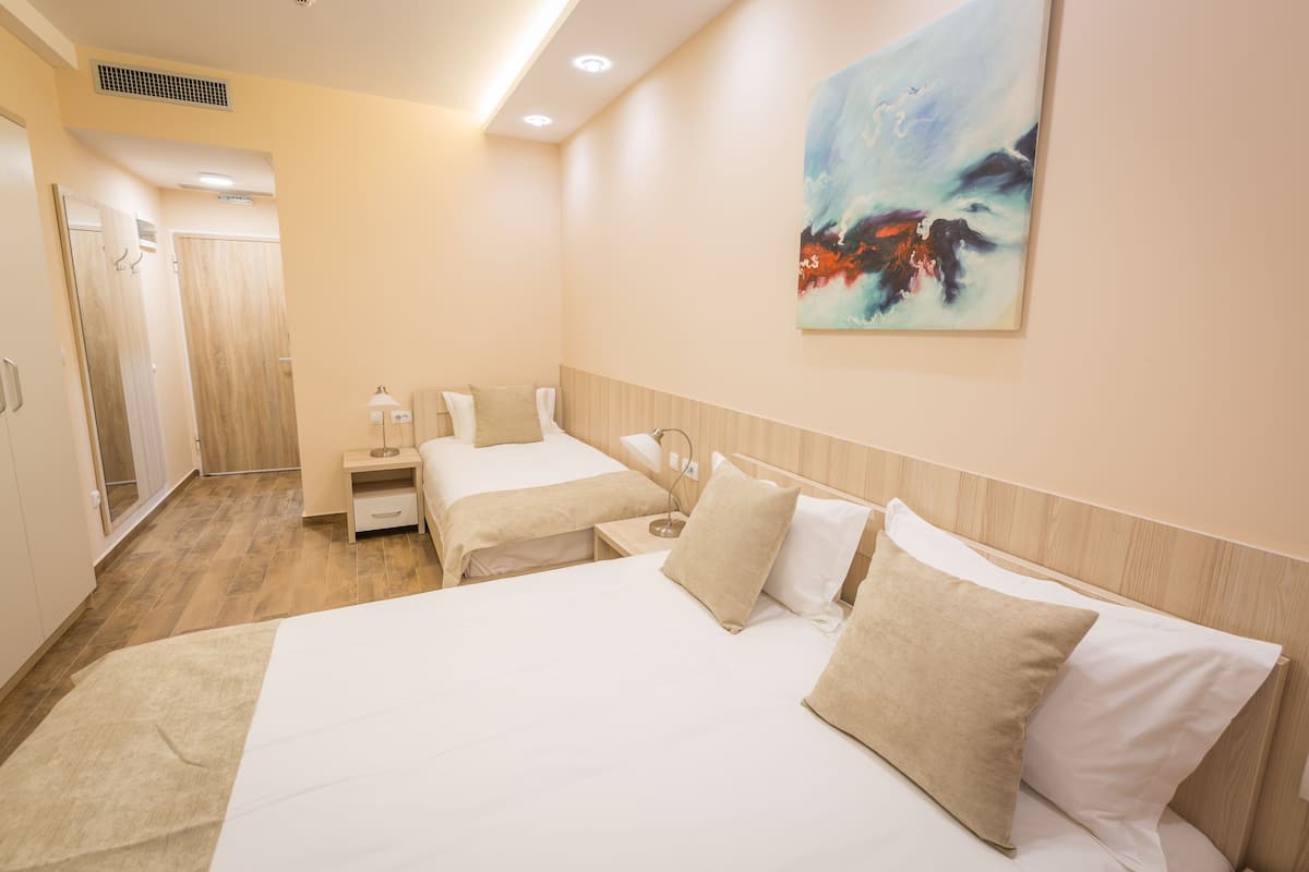 Kamar Triple Premium | 1 kamar tidur, minibar, brankas, dan meja kerja