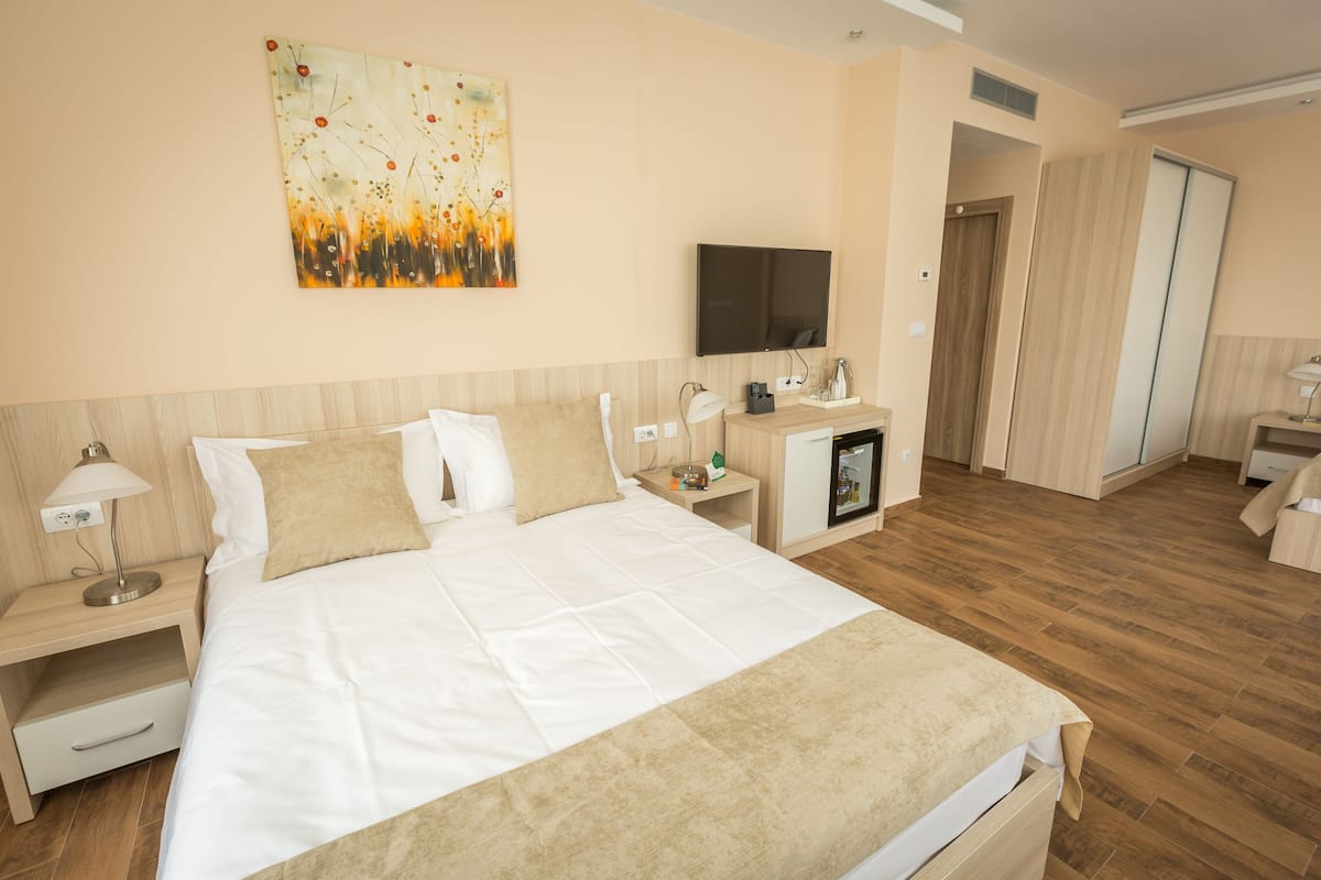 Kamar Keluarga | 1 kamar tidur, minibar, brankas, dan meja kerja