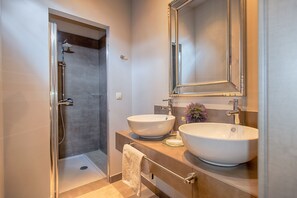Luxury Apartment, Sea View | Bathroom | Shower, free toiletries, hair dryer, bathrobes - Heraclea Luxury Heritage Accommodation (Hvar)