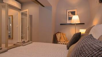 Appartement Design, vue ville | Coffres-forts dans les chambres, rideaux occultants