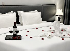 King Suite with Balcony | Minibar, pengeskab på værelset, skrivebord