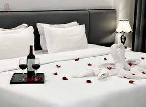 King Suite with Balcony | Minibar, in-room safe, desk, laptop workspace - Urbanite Hotel (Vientiane)