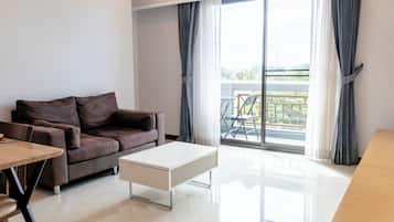 1 kamar tidur, minibar, brankas, dan meja kerja