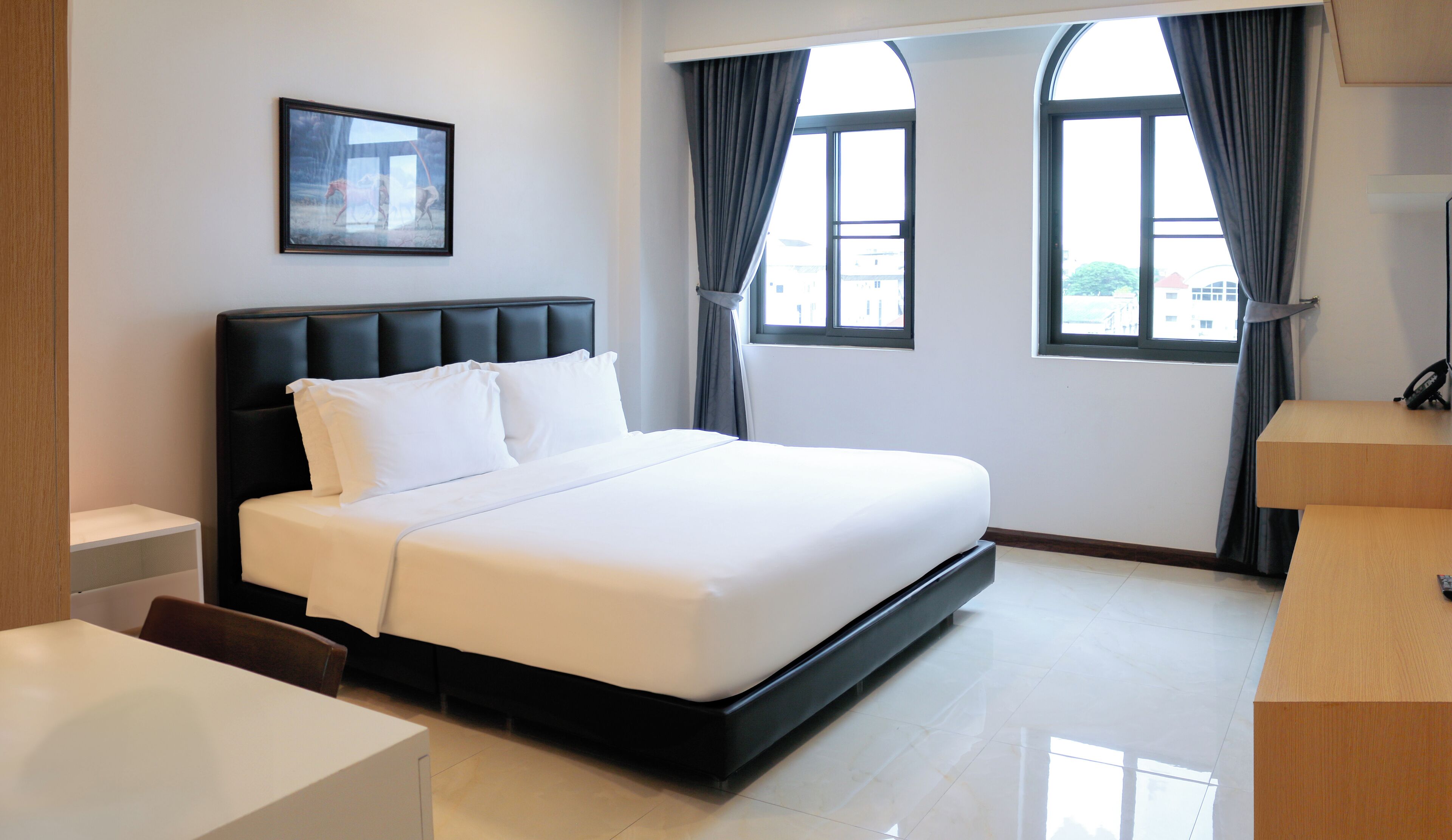 King Suite with Balcony | Minibar, in-room safe, desk, laptop workspace