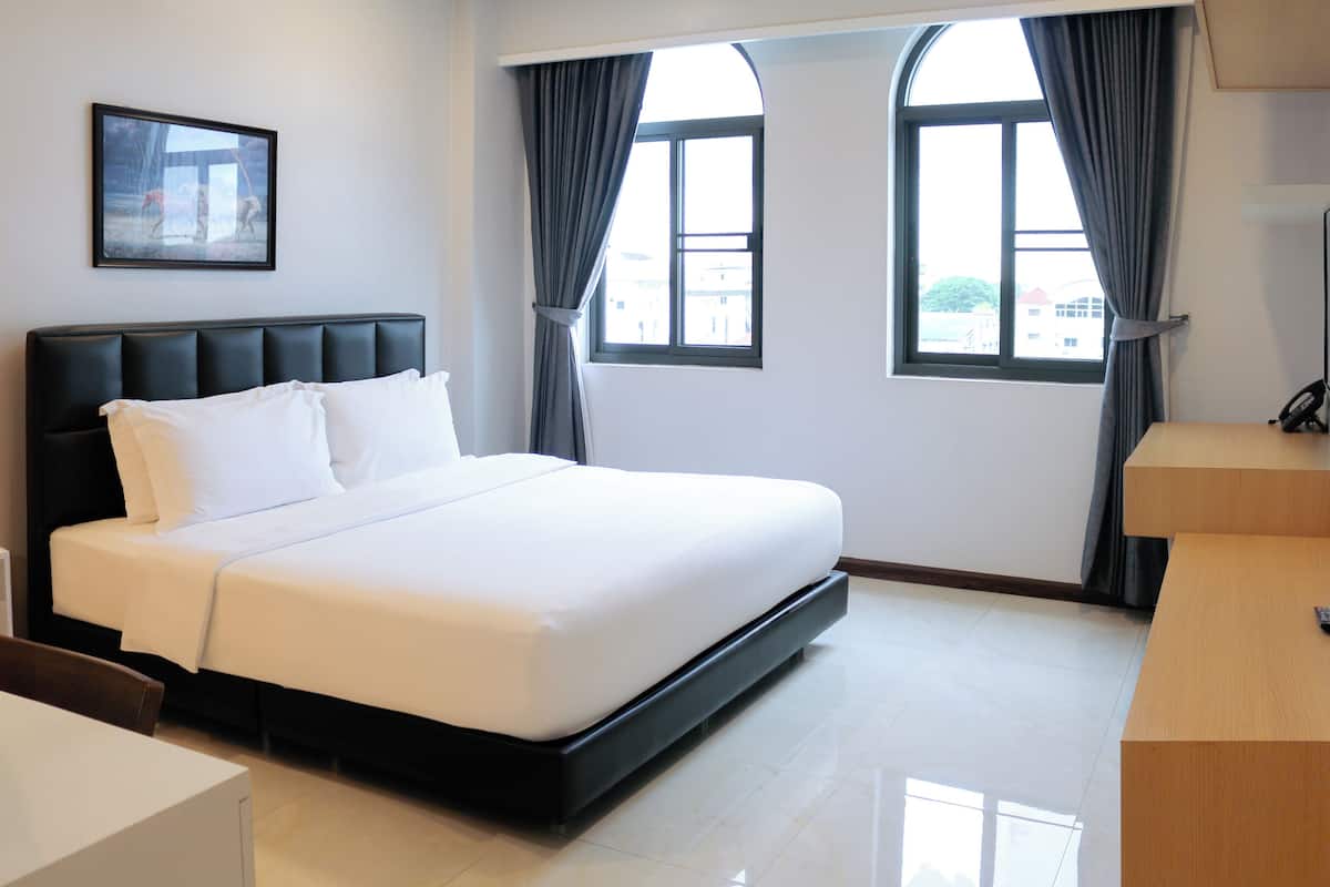 King Suite with Balcony | Minibar, in-room safe, desk, laptop workspace