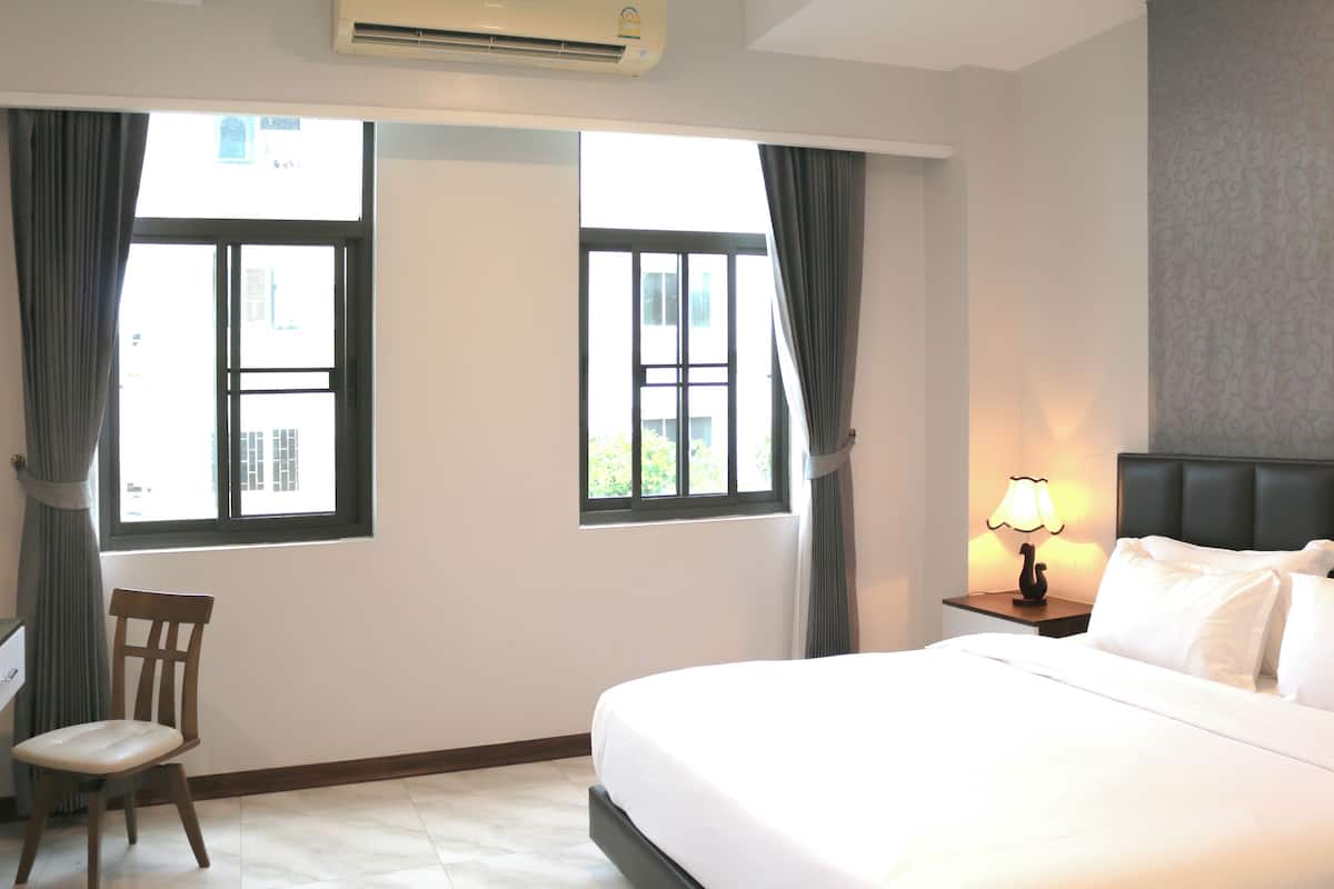 Deluxe Room, City View | Minibar, in-room safe, desk, laptop workspace