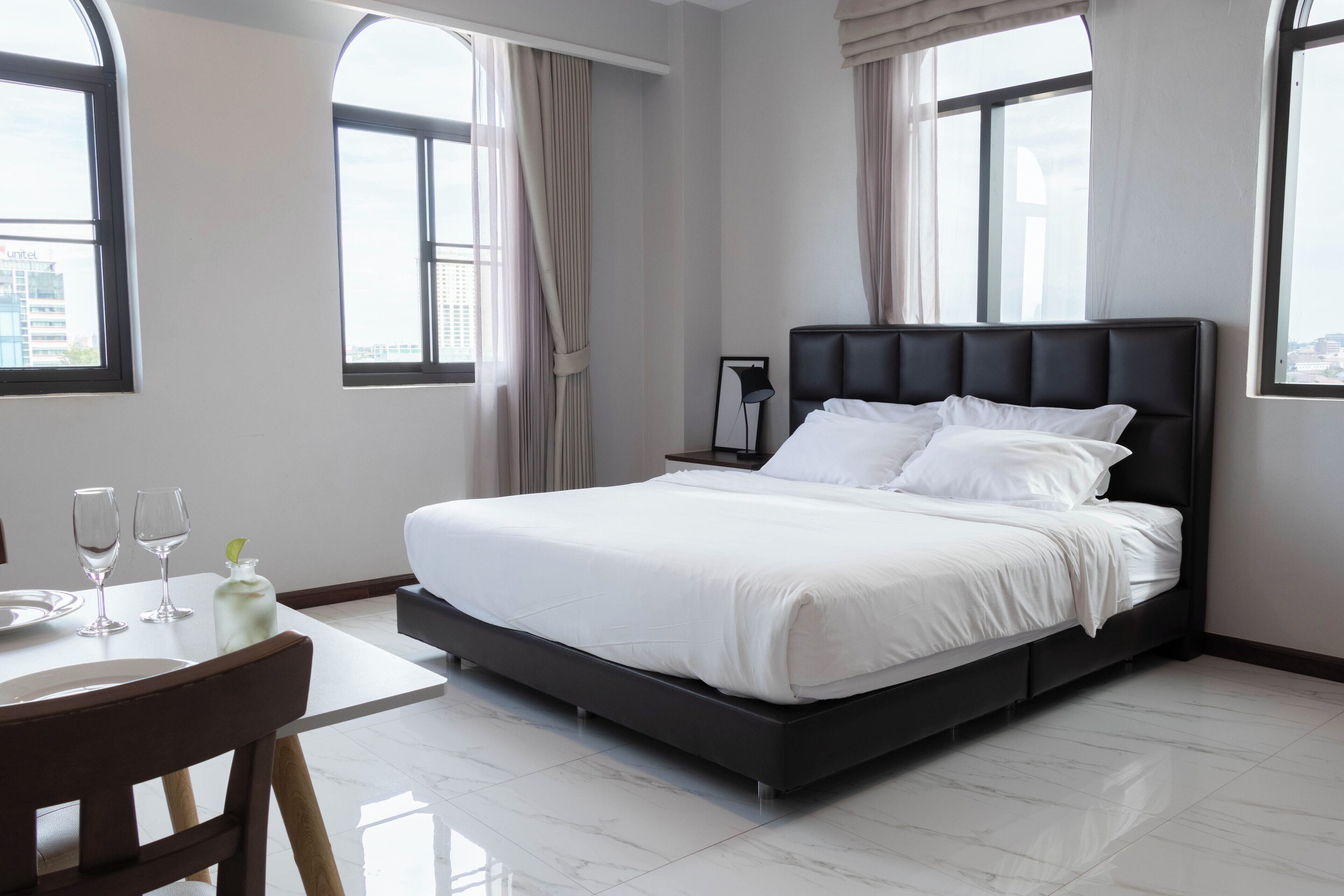 Minibar, coffres-forts dans les chambres, bureau