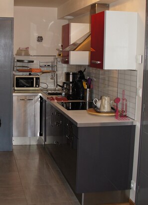 Een koelkast, een microgolfoven, een oven, een kookplaat