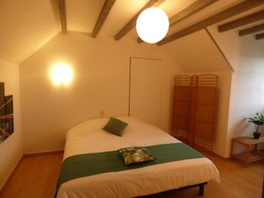 Quarto casal ou duplo, vista para o jardim, no jardim (Chambre 1) | Wi-Fi de cortesia, roupa de cama