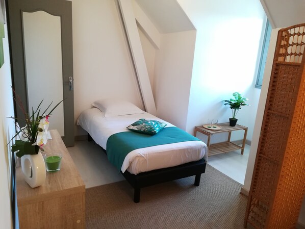 Dormitório compartilhado, vista para o jardim, no jardim (Chambre 2) | Wi-Fi de cortesia, roupa de cama