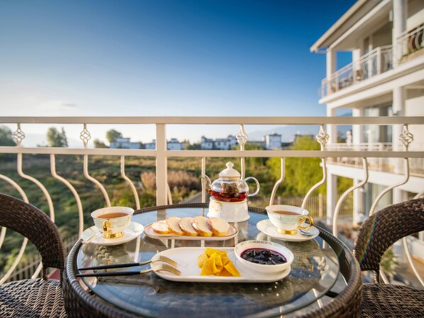 Sudah termasuk sarapan masakan setempat setiap hari