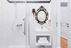Superior Apartment (7) | Bathroom | Shower, hair dryer, towels - The Old Town View (Kraków)