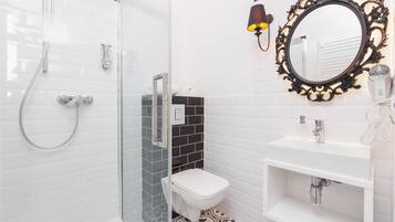 Studio (4) | Bathroom | Shower, hair dryer, towels