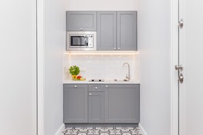 Kühlschrank, Wasserkocher mit Kaffee-/Teezubehör, Wasserkocher