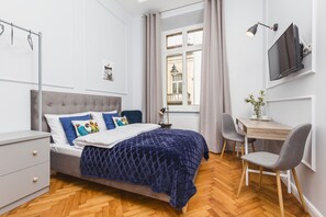 Studio (4) | Wohnbereich | Flachbildfernseher