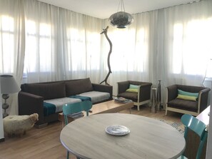 Leilighet, 2 soverom | Oppholdsområde | Plasma-TV