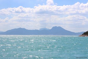 Un paysage côtier avec un ciel dégagé et une mer calme.