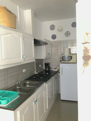 Apartment, 2 Bedrooms | Private kitchen | Fridge, microwave, stovetop, espresso maker - Cosy Marsa Plage (La Marsa)